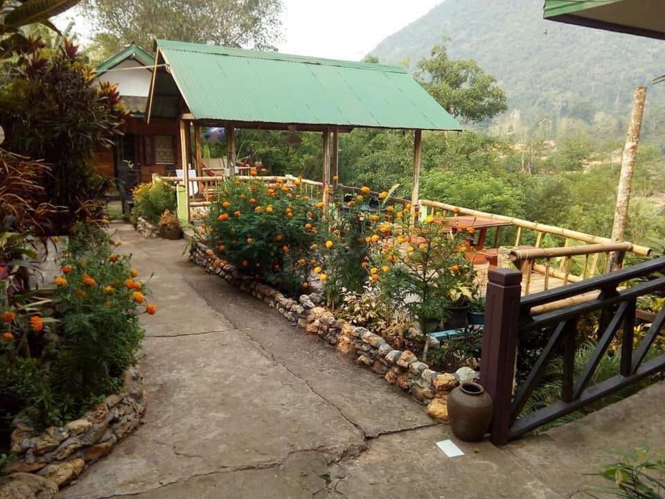 Suanphao Guesthouse Muang Ngoi Buitenkant foto